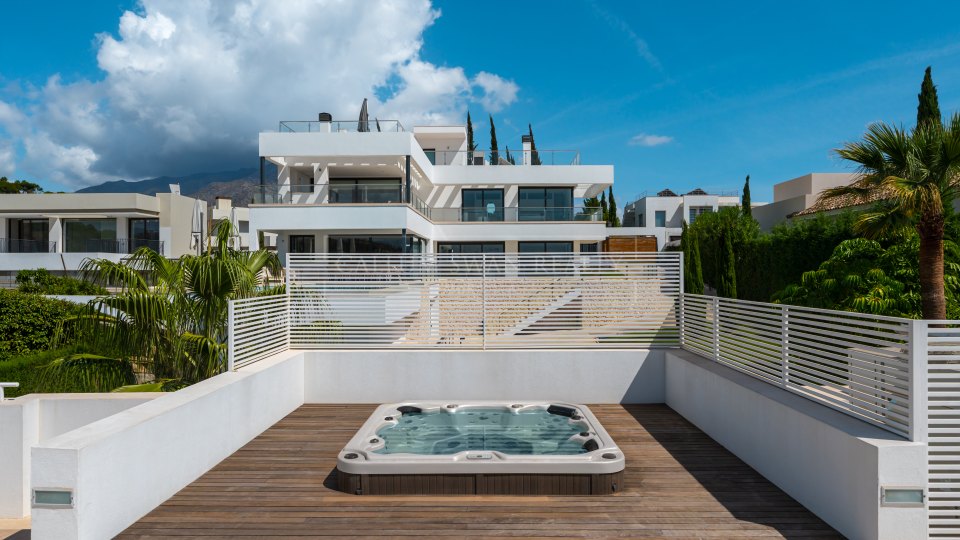 Nueva Andalucia, Villa moderne de cinq chambres avec solarium sur le toit à Nueva Andalucia