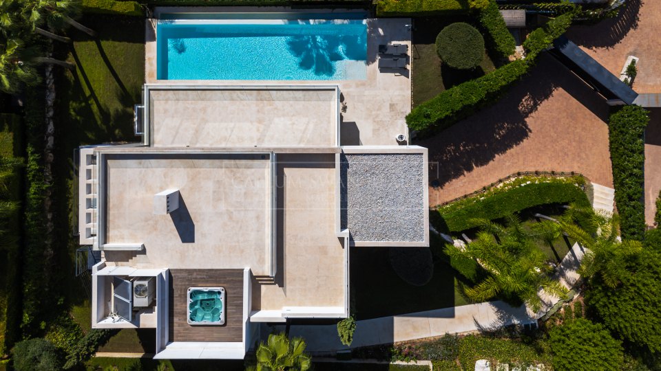 Nueva Andalucia, Villa moderne de cinq chambres avec solarium sur le toit à Nueva Andalucia