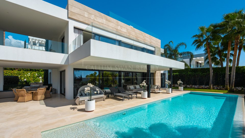 Nueva Andalucia, Villa moderne de cinq chambres avec solarium sur le toit à Nueva Andalucia