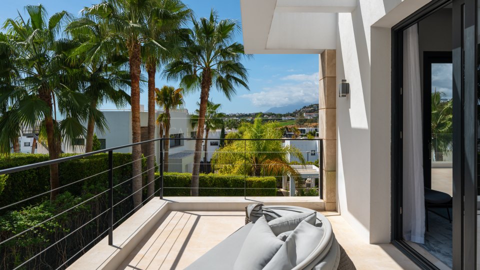 Nueva Andalucia, Villa moderne de cinq chambres avec solarium sur le toit à Nueva Andalucia