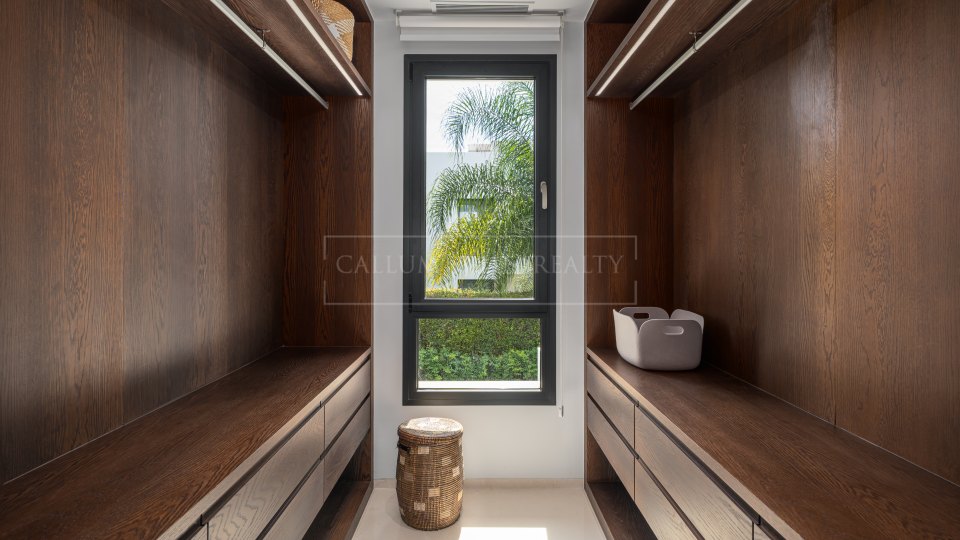 Nueva Andalucia, Villa moderne de cinq chambres avec solarium sur le toit à Nueva Andalucia