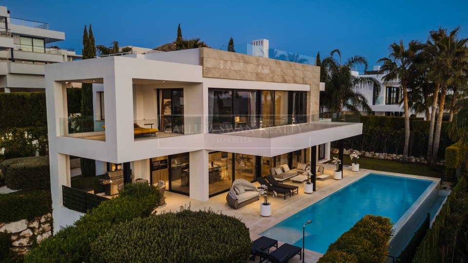 Nueva Andalucia, Villa moderne de cinq chambres avec solarium sur le toit à Nueva Andalucia