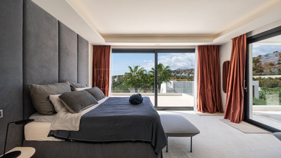 Nueva Andalucia, Villa moderne de cinq chambres avec solarium sur le toit à Nueva Andalucia