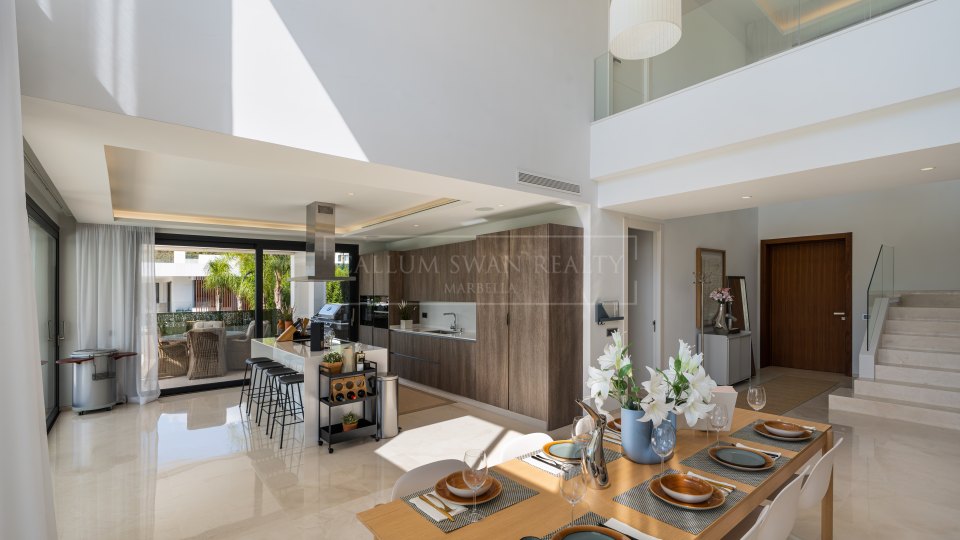 Nueva Andalucia, Villa moderne de cinq chambres avec solarium sur le toit à Nueva Andalucia