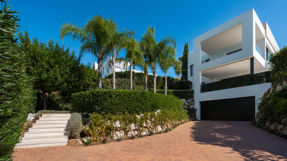 Nueva Andalucia, Villa moderne de cinq chambres avec solarium sur le toit à Nueva Andalucia
