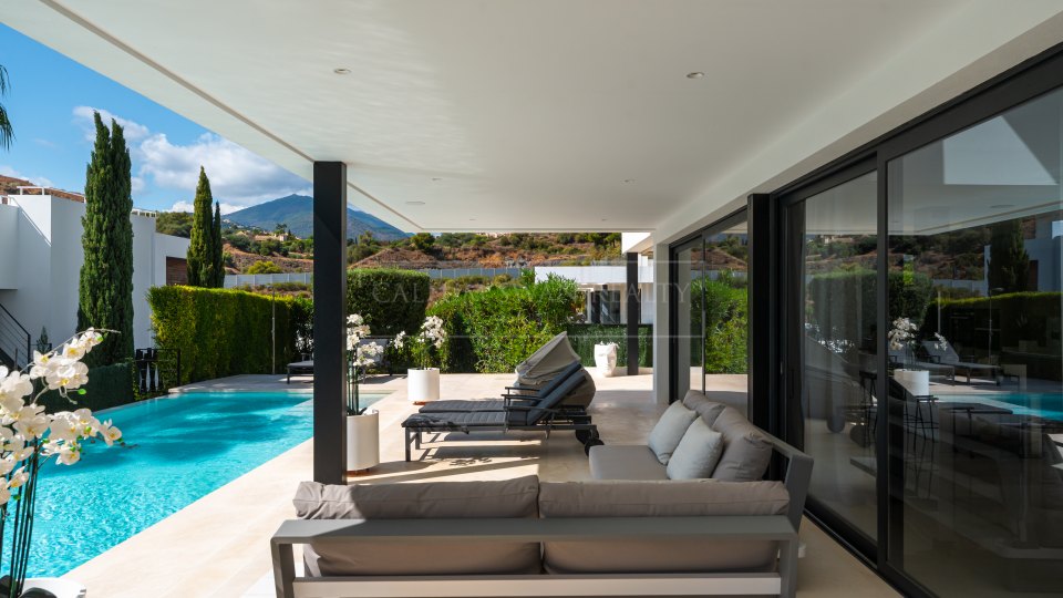 Nueva Andalucia, Villa moderne de cinq chambres avec solarium sur le toit à Nueva Andalucia