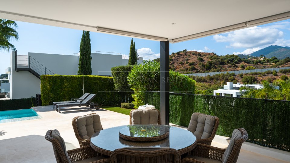 Nueva Andalucia, Villa moderne de cinq chambres avec solarium sur le toit à Nueva Andalucia