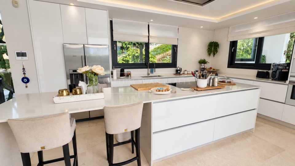 Nueva Andalucia, Excellent Five-Bedroom Villa with Mountain Views in Los Olivos, Nueva Andalucía