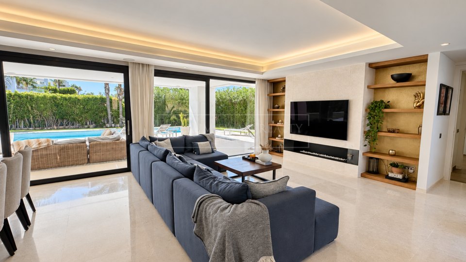 Nueva Andalucia, Excellent Five-Bedroom Villa with Mountain Views in Los Olivos, Nueva Andalucía