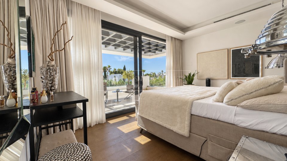 Nueva Andalucia, Excellent Five-Bedroom Villa with Mountain Views in Los Olivos, Nueva Andalucía