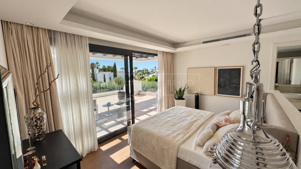 Nueva Andalucia, Excellent Five-Bedroom Villa with Mountain Views in Los Olivos, Nueva Andalucía