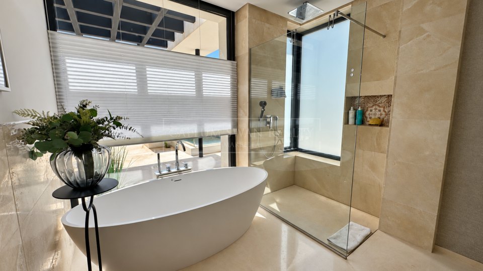 Nueva Andalucia, Excellent Five-Bedroom Villa with Mountain Views in Los Olivos, Nueva Andalucía