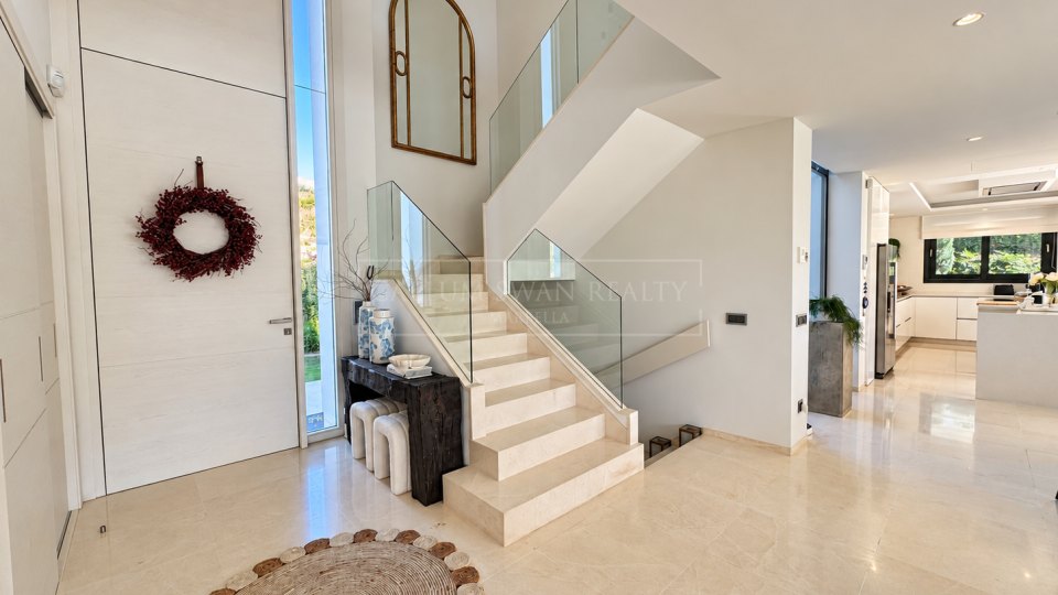 Nueva Andalucia, Excellent Five-Bedroom Villa with Mountain Views in Los Olivos, Nueva Andalucía