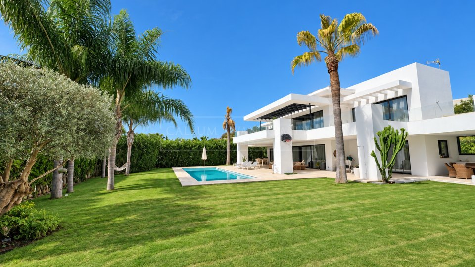 Nueva Andalucia, Excellent Five-Bedroom Villa with Mountain Views in Los Olivos, Nueva Andalucía