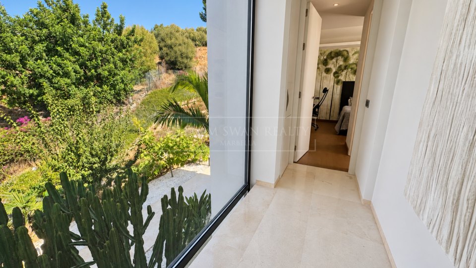 Nueva Andalucia, Excellent Five-Bedroom Villa with Mountain Views in Los Olivos, Nueva Andalucía