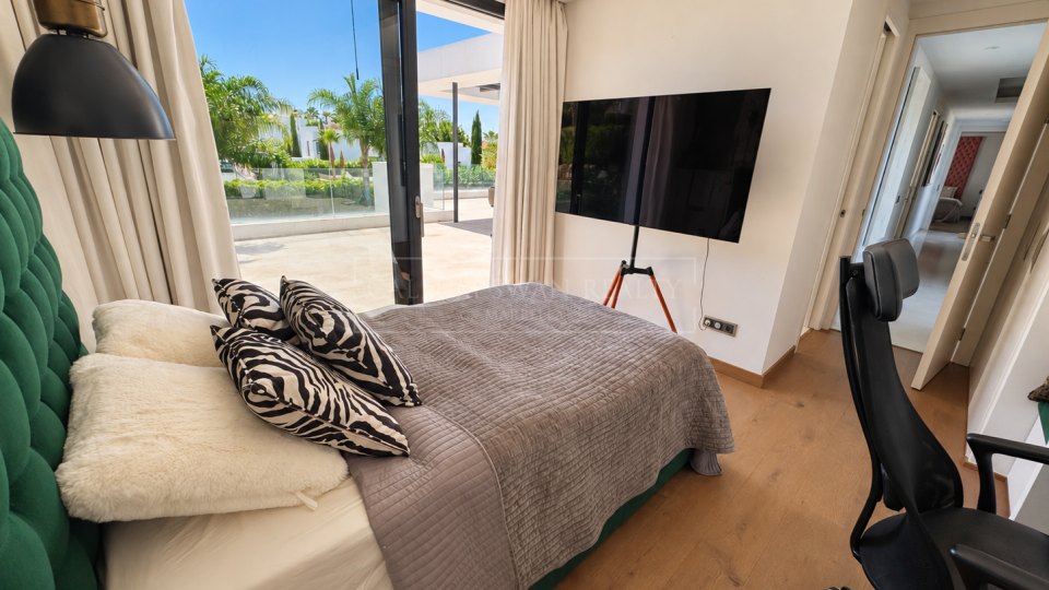 Nueva Andalucia, Excellent Five-Bedroom Villa with Mountain Views in Los Olivos, Nueva Andalucía
