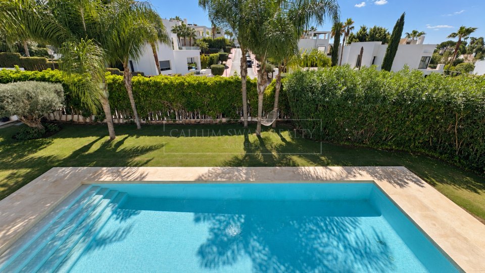 Nueva Andalucia, Excellent Five-Bedroom Villa with Mountain Views in Los Olivos, Nueva Andalucía