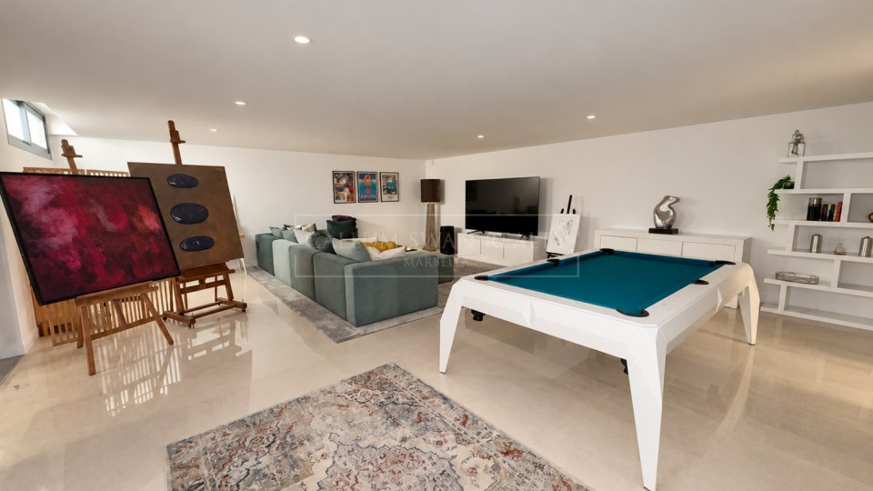 Nueva Andalucia, Excellent Five-Bedroom Villa with Mountain Views in Los Olivos, Nueva Andalucía