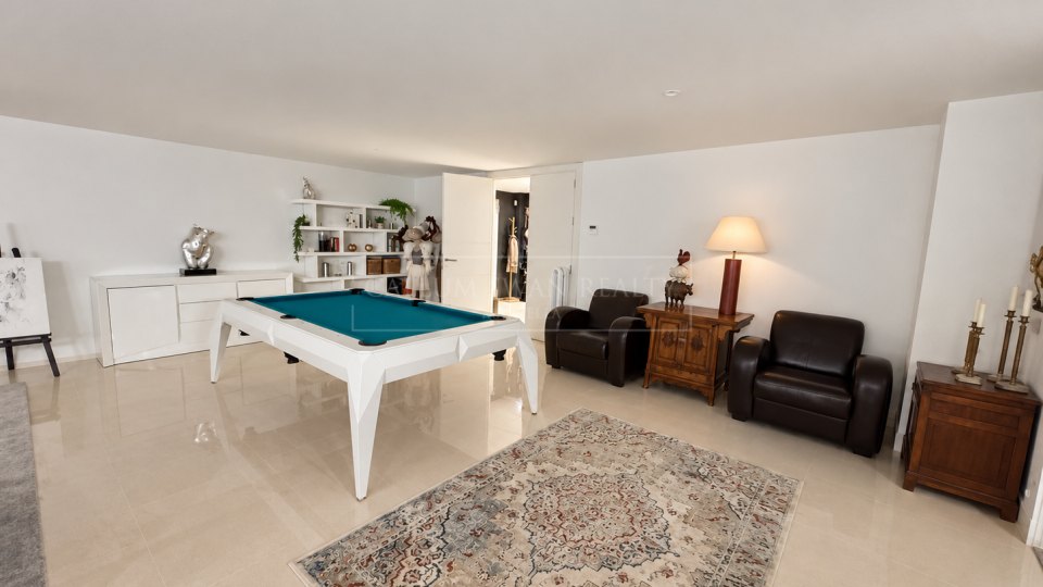 Nueva Andalucia, Excellent Five-Bedroom Villa with Mountain Views in Los Olivos, Nueva Andalucía