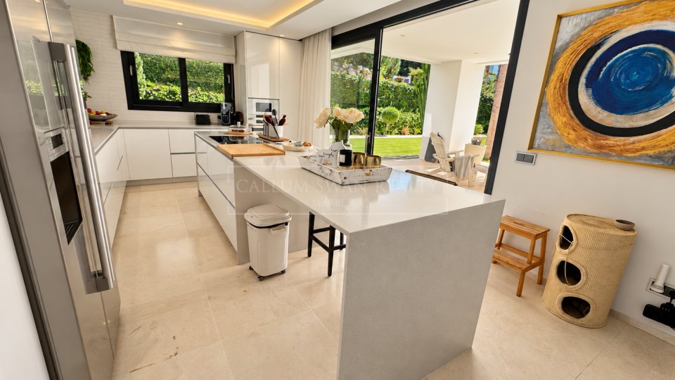 Nueva Andalucia, Excellent Five-Bedroom Villa with Mountain Views in Los Olivos, Nueva Andalucía