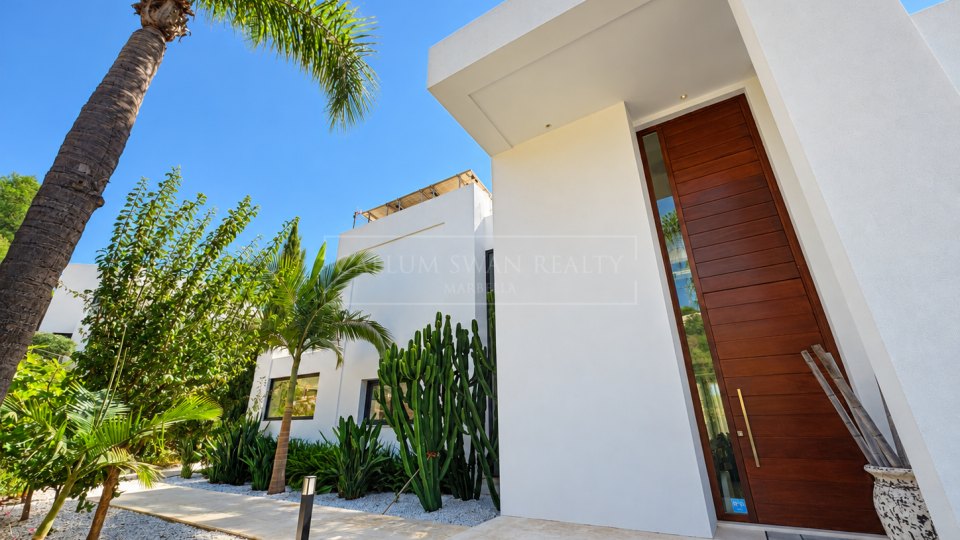 Nueva Andalucia, Excellent Five-Bedroom Villa with Mountain Views in Los Olivos, Nueva Andalucía