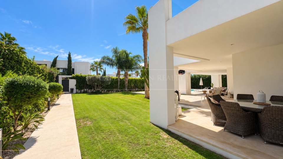 Nueva Andalucia, Excellent Five-Bedroom Villa with Mountain Views in Los Olivos, Nueva Andalucía