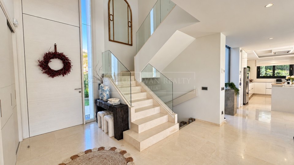 Nueva Andalucia, Excellente villa cinq chambres avec vue sur les montagnes à Los Olivos, Nueva Andalucía
