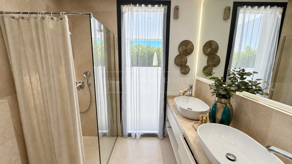 Nueva Andalucia, Excellent Five-Bedroom Villa with Mountain Views in Los Olivos, Nueva Andalucía