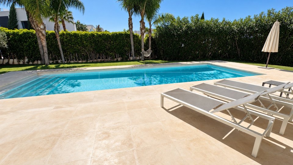 Nueva Andalucia, Excellente villa cinq chambres avec vue sur les montagnes à Los Olivos, Nueva Andalucía