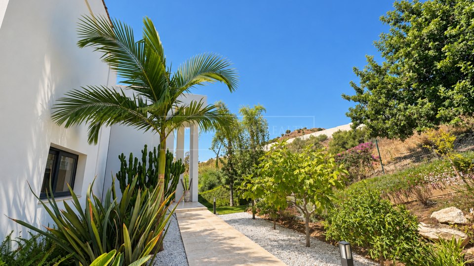 Nueva Andalucia, Excellent Five-Bedroom Villa with Mountain Views in Los Olivos, Nueva Andalucía