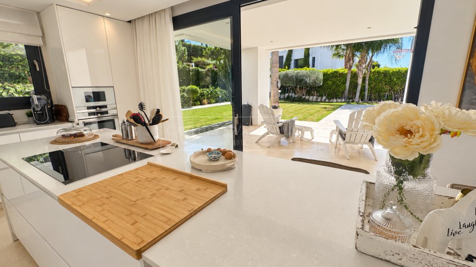 Nueva Andalucia, Excellent Five-Bedroom Villa with Mountain Views in Los Olivos, Nueva Andalucía