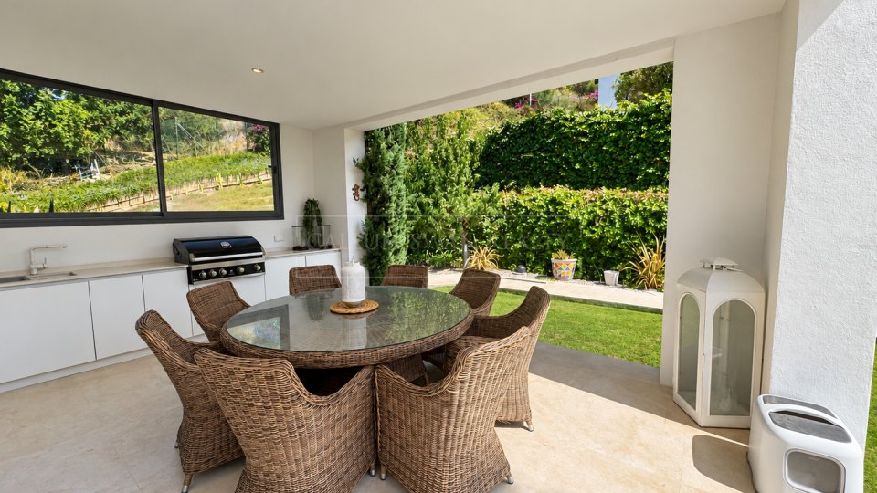 Nueva Andalucia, Excellent Five-Bedroom Villa with Mountain Views in Los Olivos, Nueva Andalucía