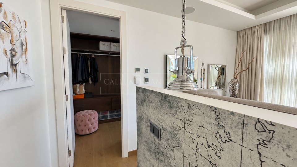 Nueva Andalucia, Excellent Five-Bedroom Villa with Mountain Views in Los Olivos, Nueva Andalucía