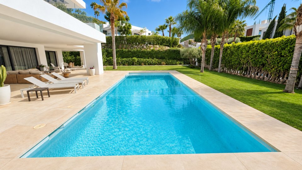 Nueva Andalucia, Excellent Five-Bedroom Villa with Mountain Views in Los Olivos, Nueva Andalucía