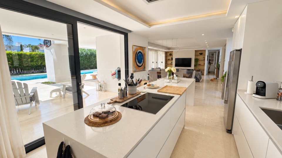 Nueva Andalucia, Excellent Five-Bedroom Villa with Mountain Views in Los Olivos, Nueva Andalucía