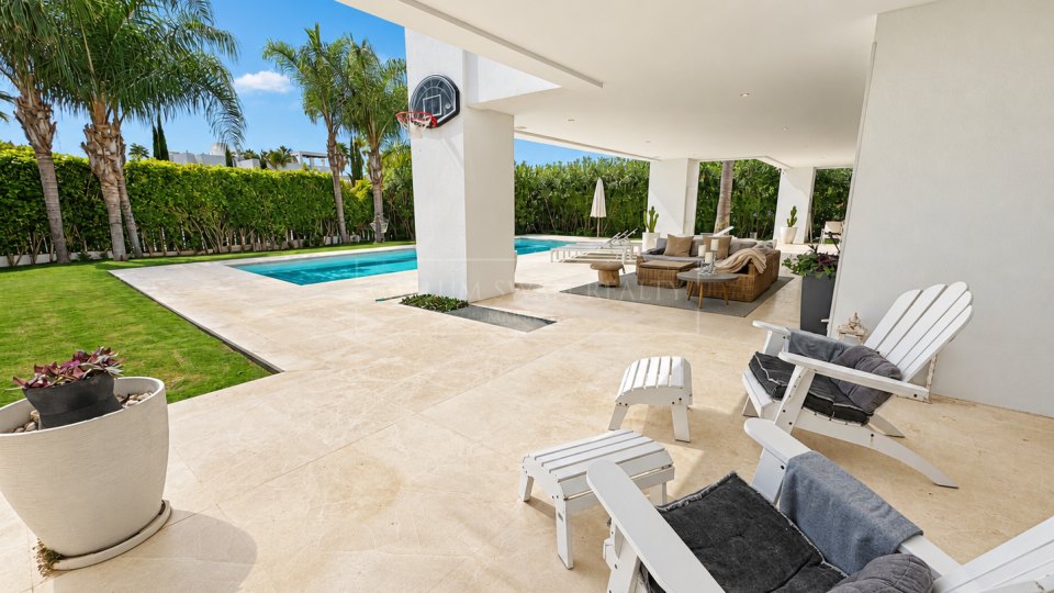 Nueva Andalucia, Excellent Five-Bedroom Villa with Mountain Views in Los Olivos, Nueva Andalucía