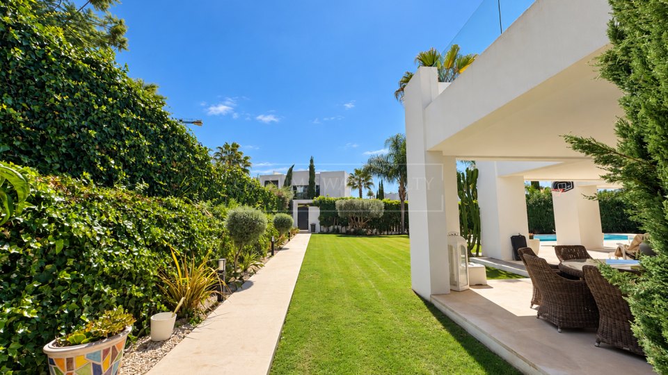 Nueva Andalucia, Excellent Five-Bedroom Villa with Mountain Views in Los Olivos, Nueva Andalucía