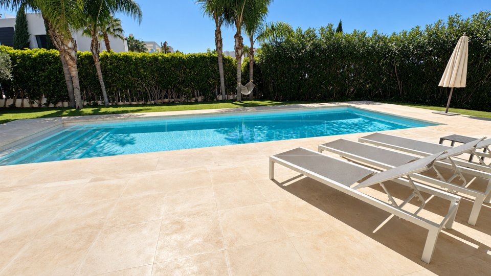 Nueva Andalucia, Excellent Five-Bedroom Villa with Mountain Views in Los Olivos, Nueva Andalucía