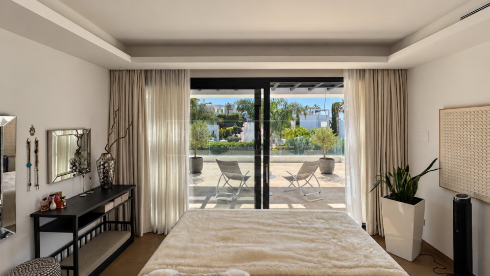 Nueva Andalucia, Excellent Five-Bedroom Villa with Mountain Views in Los Olivos, Nueva Andalucía