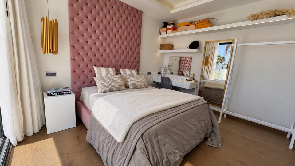 Nueva Andalucia, Excellent Five-Bedroom Villa with Mountain Views in Los Olivos, Nueva Andalucía