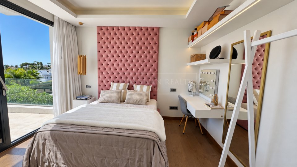Nueva Andalucia, Excellent Five-Bedroom Villa with Mountain Views in Los Olivos, Nueva Andalucía