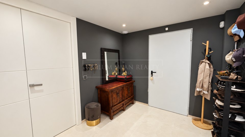 Nueva Andalucia, Excellent Five-Bedroom Villa with Mountain Views in Los Olivos, Nueva Andalucía