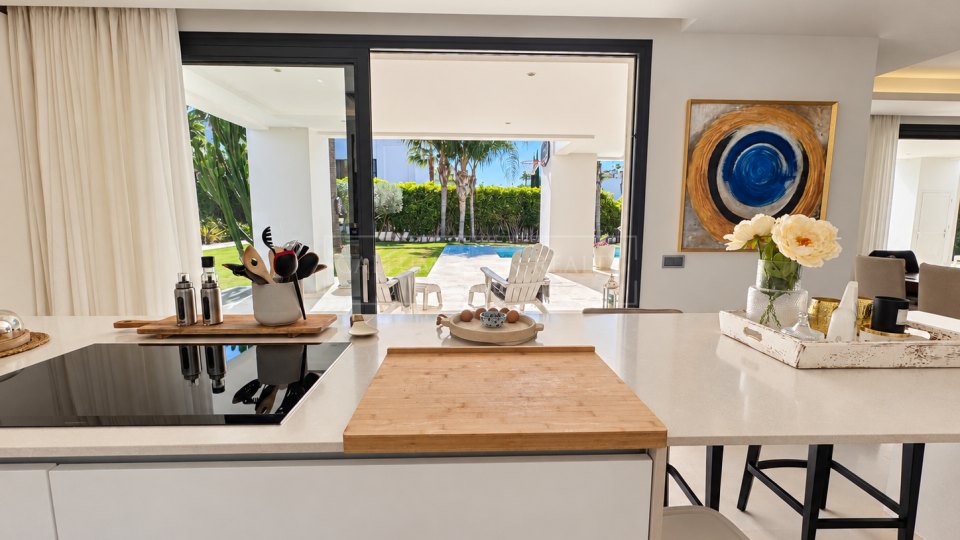 Nueva Andalucia, Excellent Five-Bedroom Villa with Mountain Views in Los Olivos, Nueva Andalucía