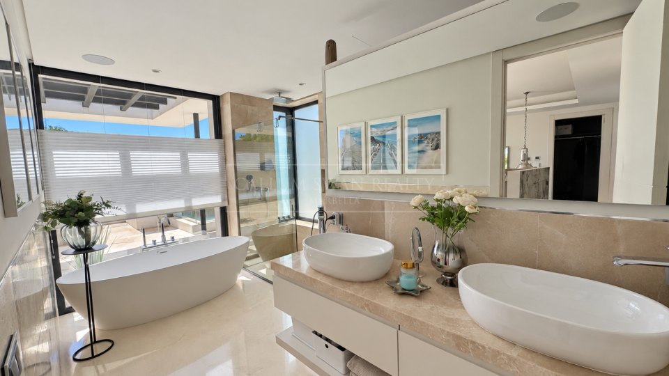 Nueva Andalucia, Excellent Five-Bedroom Villa with Mountain Views in Los Olivos, Nueva Andalucía