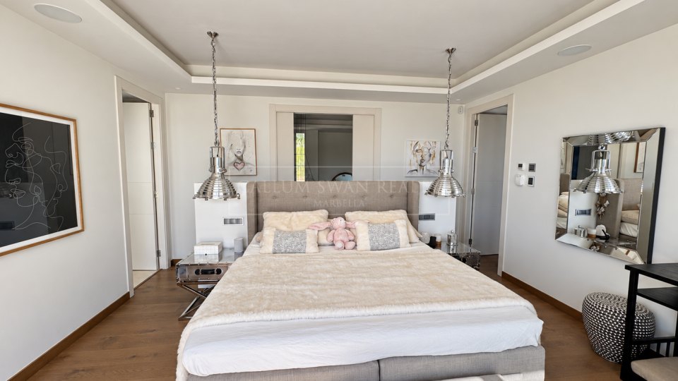 Nueva Andalucia, Excellent Five-Bedroom Villa with Mountain Views in Los Olivos, Nueva Andalucía
