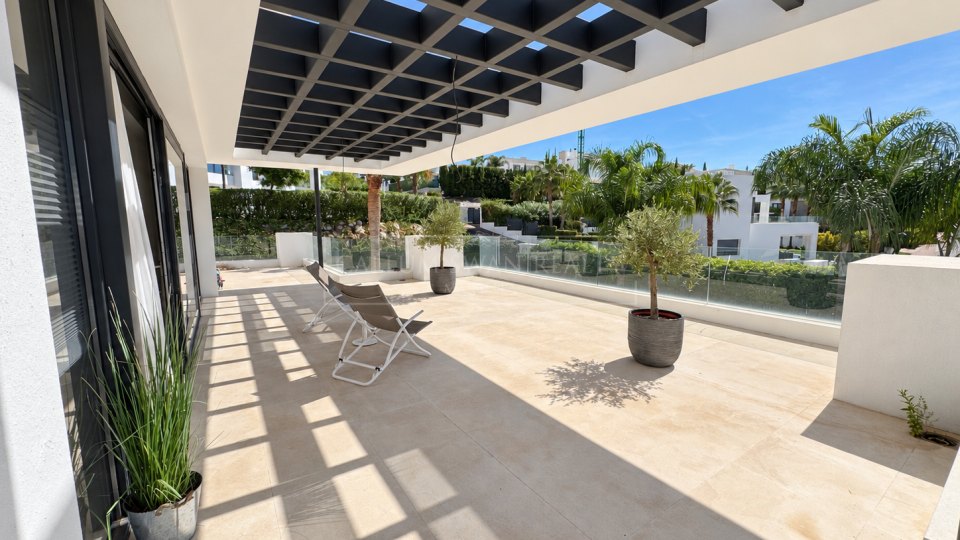 Nueva Andalucia, Excellent Five-Bedroom Villa with Mountain Views in Los Olivos, Nueva Andalucía