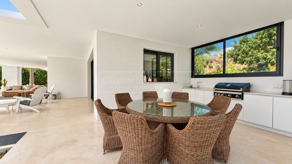 Nueva Andalucia, Excellent Five-Bedroom Villa with Mountain Views in Los Olivos, Nueva Andalucía