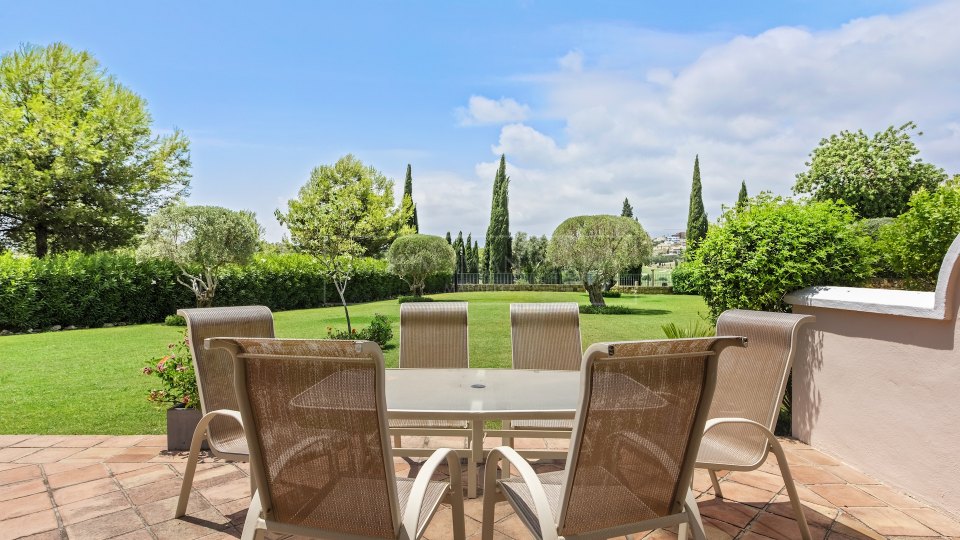 Benahavis, Elegante apartamento en planta baja con jardín, frente al campo de golf Los Flamingos