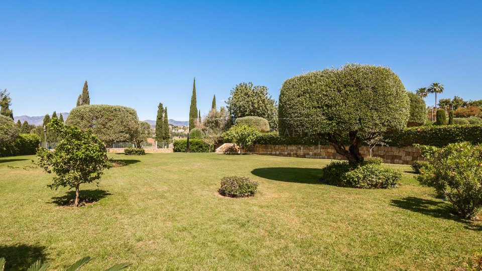Benahavis, Elegante apartamento en planta baja con jardín, frente al campo de golf Los Flamingos