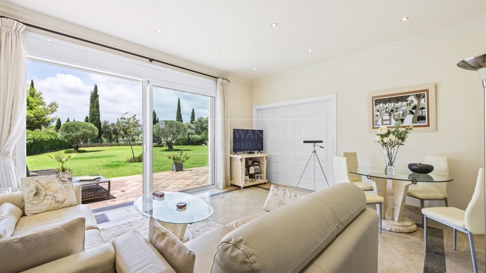 Benahavis, Elegante apartamento en planta baja con jardín, frente al campo de golf Los Flamingos